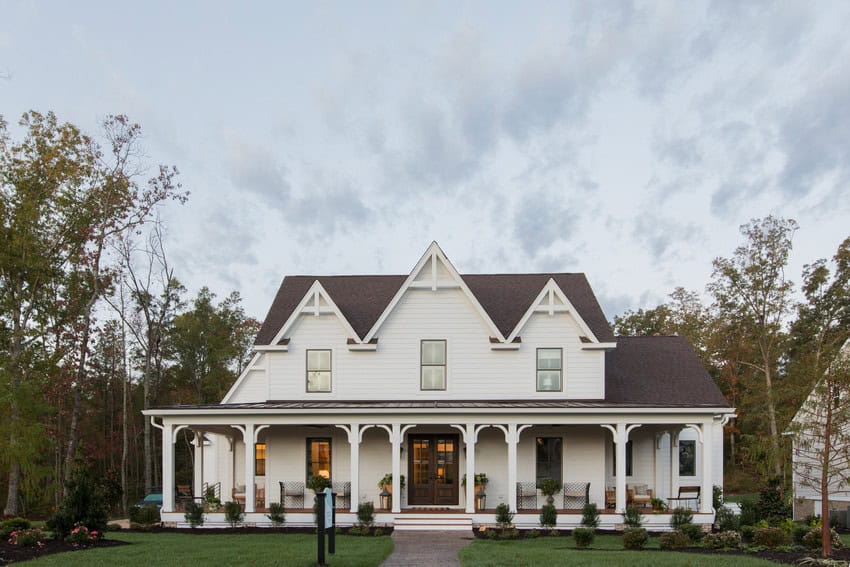 Elegant James Hardie siding on a spacious Kansas City house.